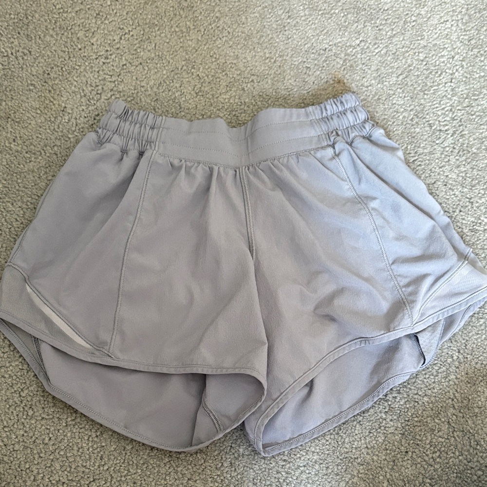 Women’s Lululemon rhino grey hottie hot shorts (high rise 2.5 inch)
